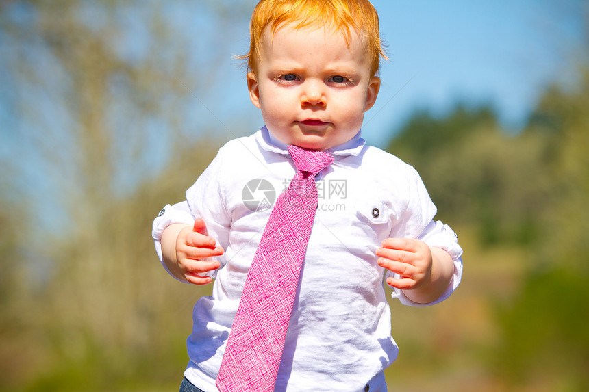 婴儿第一步骤自然光头发红色领带孩子脚步孩子们儿童跑步白色图片