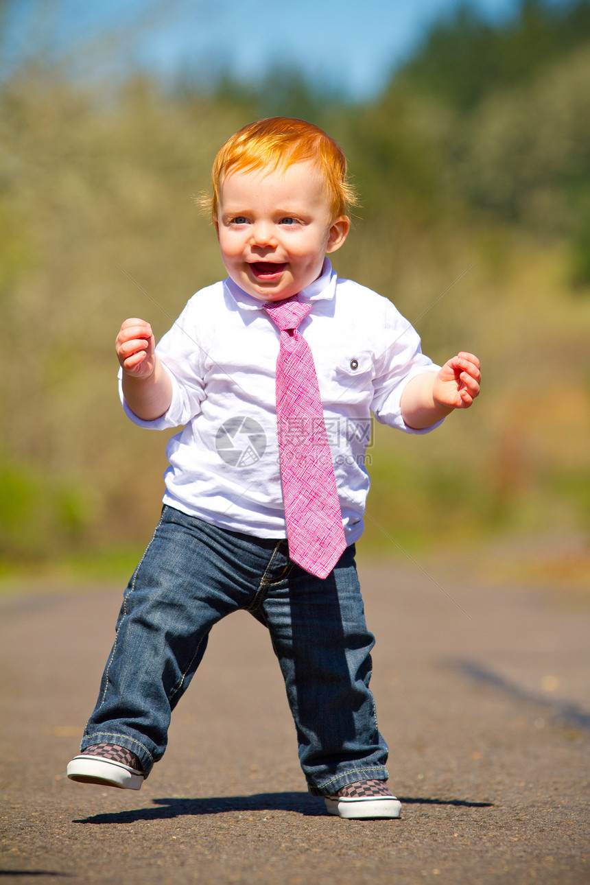 婴儿第一步骤红色白色儿童孩子头发孩子们自然光脚步领带跑步图片