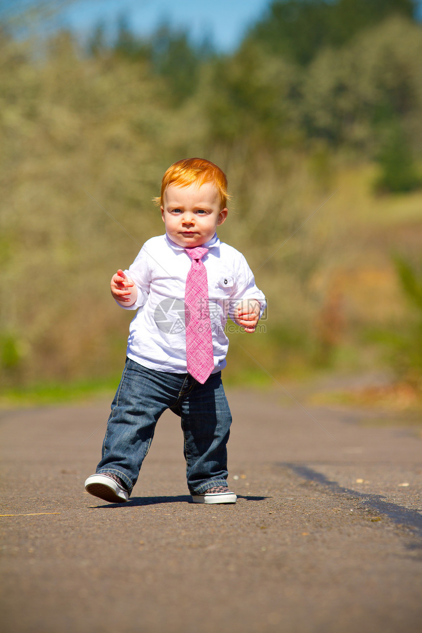 婴儿第一步骤头发红色孩子们孩子跑步自然光领带脚步白色儿童图片