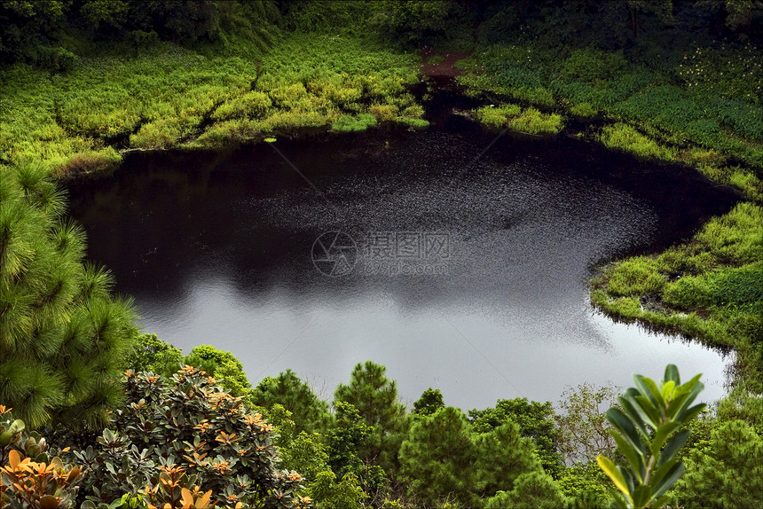 湖边树和山丘绝缘村庄城市天空假期树篱植物木头小岛岩石图片