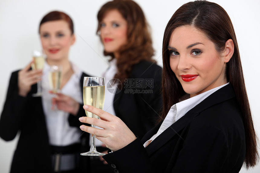 女人用香槟敬酒庆典派对成功休息室生活接待小吃衬衫裙子夹克图片