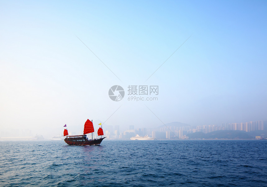 在香港Victoria港航行的帆船商业血管建筑高楼天空旅行景观渡船木头巡航图片