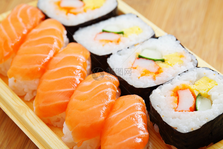 日本寿司海藻木头美食桌子宏观鱼子海鲜黄瓜图片