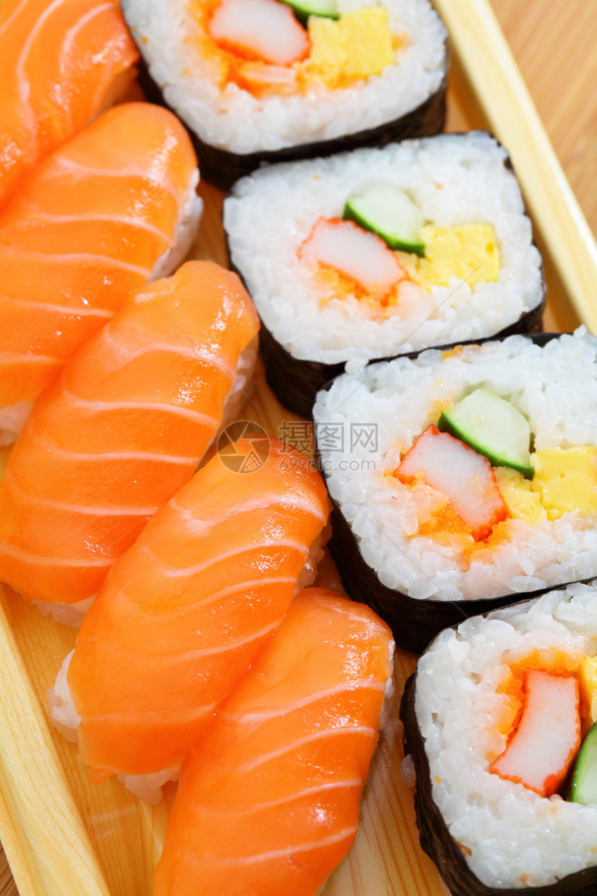 日本寿司螃蟹鱼子木头美食黄瓜桌子海藻海鲜宏观图片