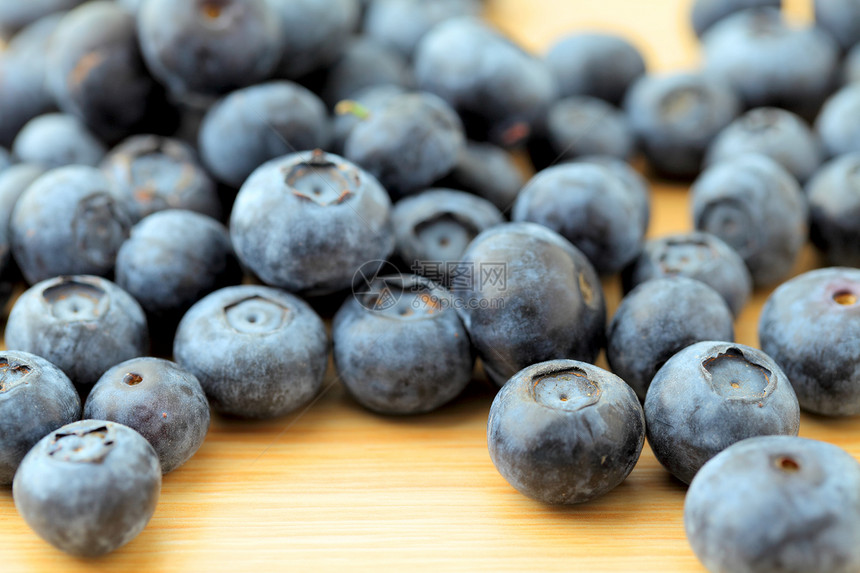 蓝莓堆水果浆果木头桌子蔬菜饮食图片