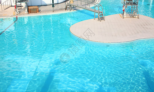 游泳池楼梯会场设施波纹娱乐运动蓝色水泥闲暇竞技场背景图片