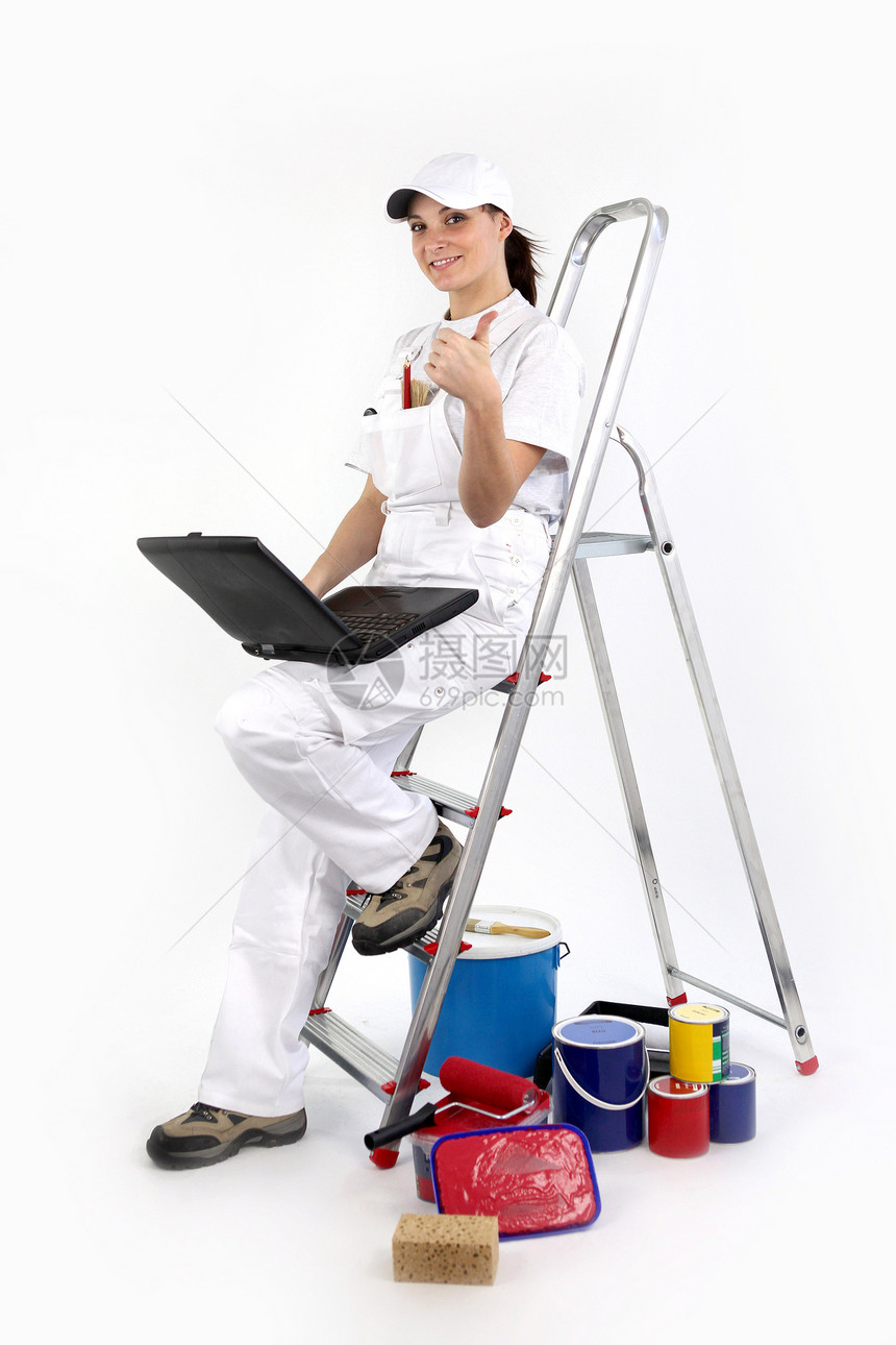 女性画家设计师的肖像 膝上型电脑靠着梯子倾斜图片