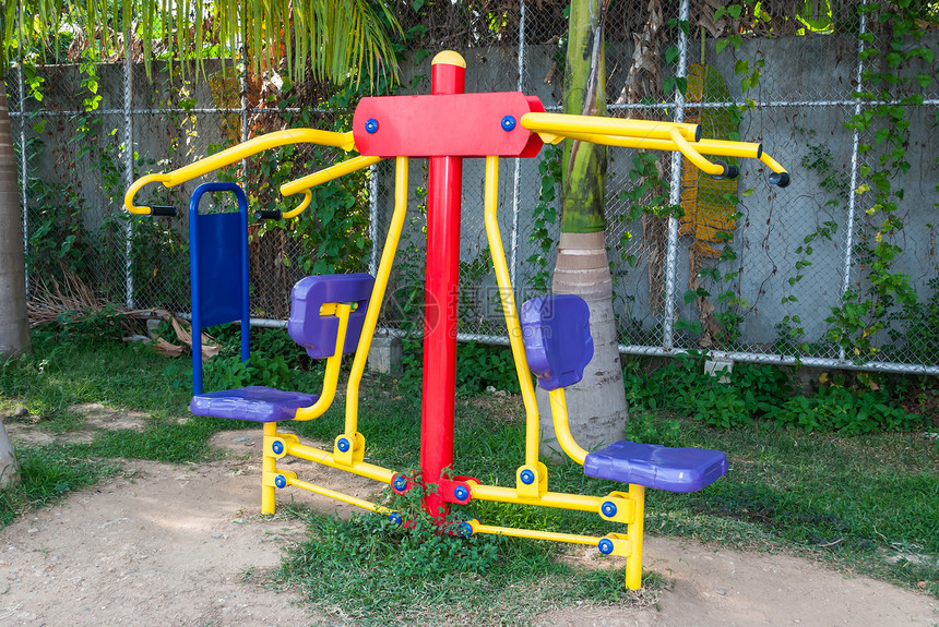 公共公园的锻炼机治疗力量运动燃烧座位放松活力公园减肥机器图片