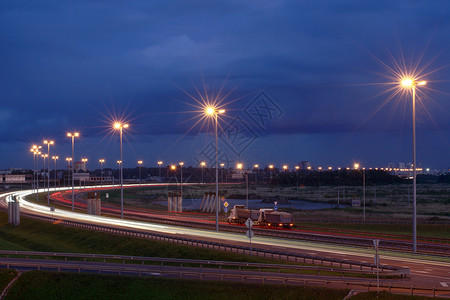 环城公路在晚上高速公路的电照明 夜间轨道上的照明桅杆 俄罗斯高速公路背景
