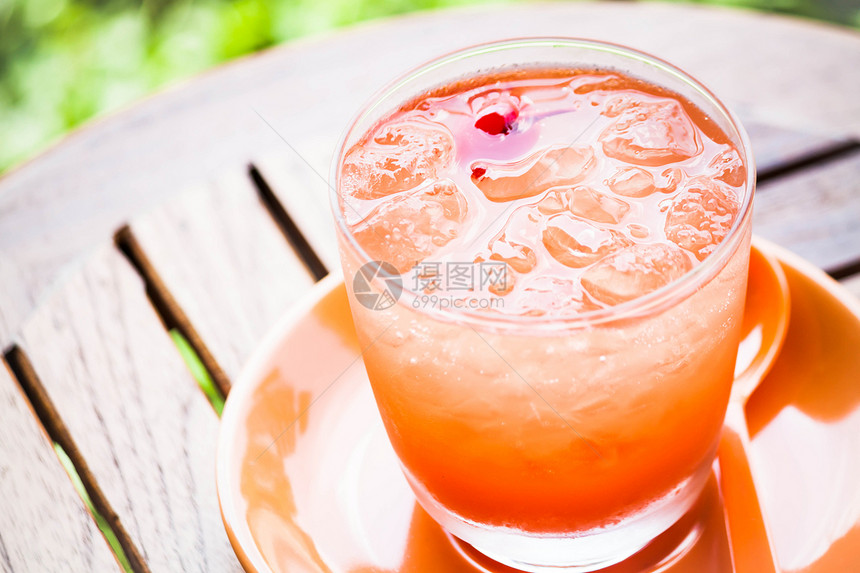 冷新鲜混合果汁和红樱桃图片
