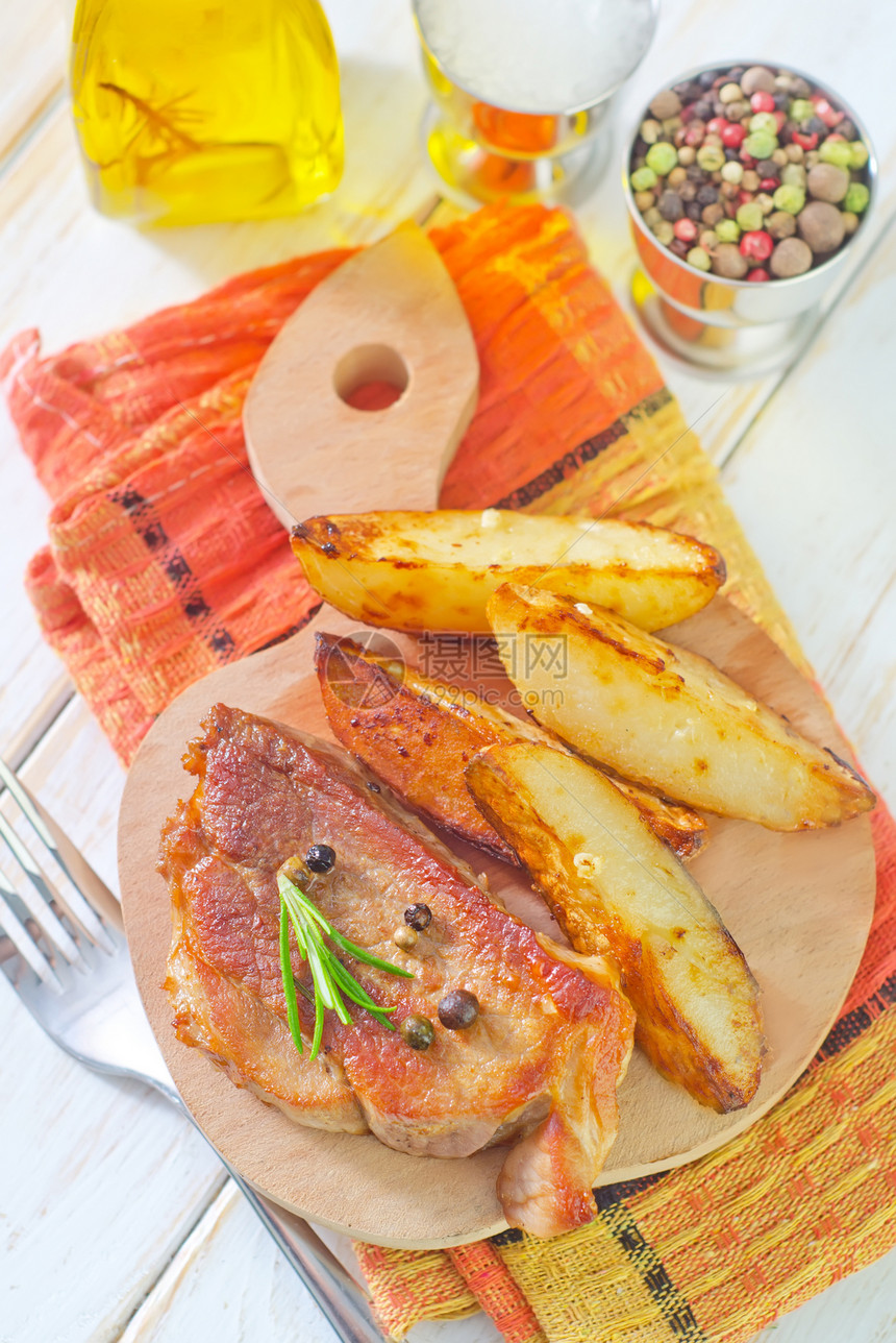 土豆炸肉猪肉迷迭香牛扒木头课程辣椒用餐午餐土豆木板图片