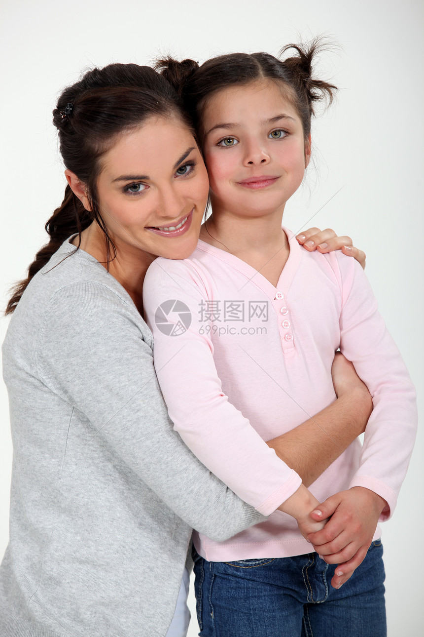 母亲抱着她的女儿孩子喜悦母性童年黑发享受头发幸福女士面孔图片