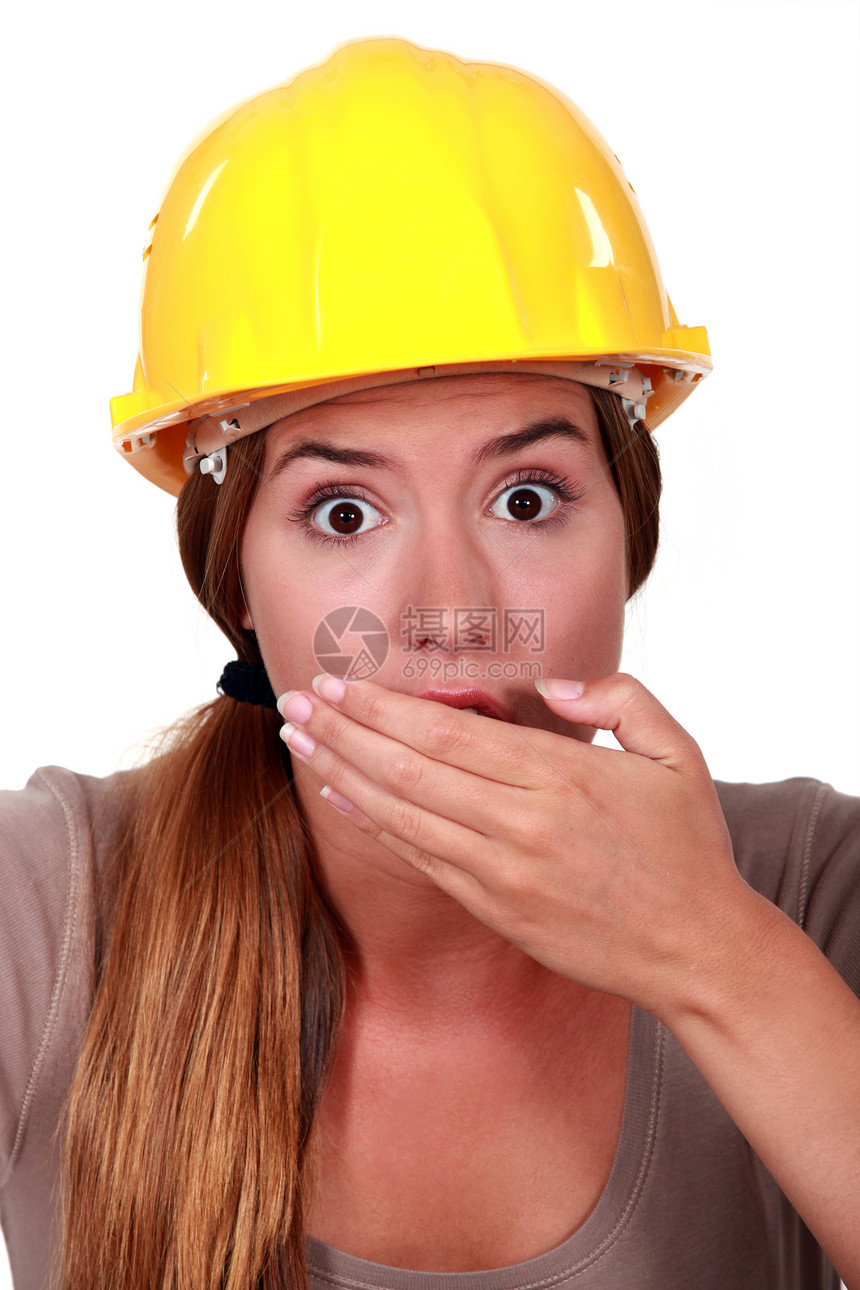 手工艺女工看起来非常惊讶承包商服务头盔建设者工人游客员工工匠惊喜危险图片