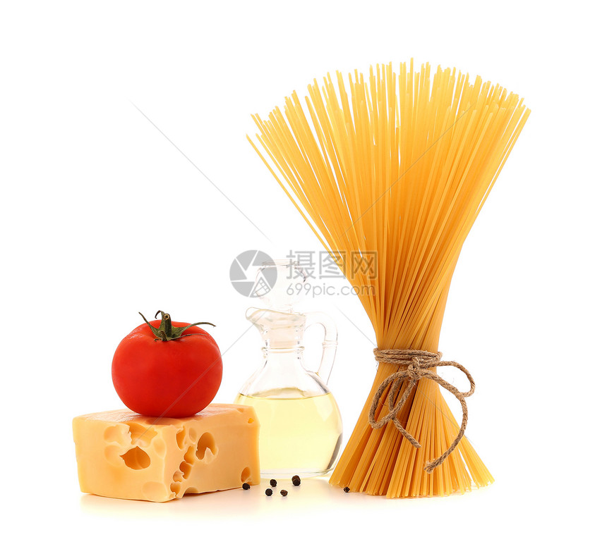 意面意大利面 新鲜西红柿 奶酪 一瓶油和辣椒图片