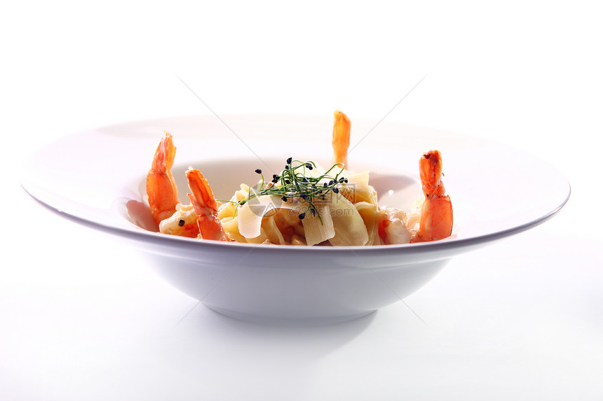 新鲜意大利意面 配有虾食物蔬菜小吃盘子海鲜餐厅美食营养面条沙拉图片