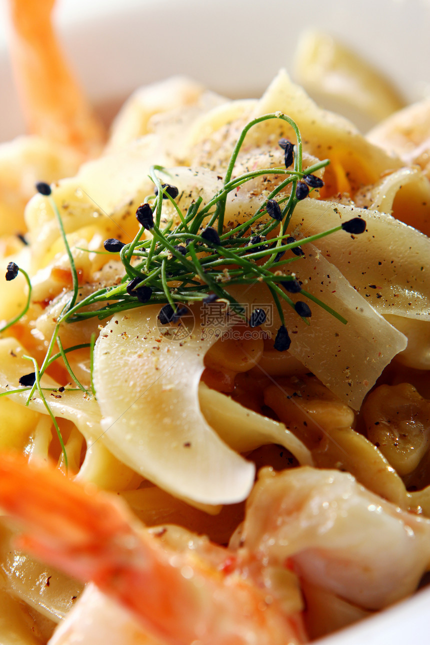新鲜意大利意面 配有虾营养老虎饮食盘子奶油食物沙拉午餐餐厅面条图片
