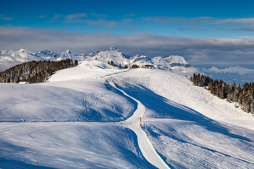 法属阿尔卑斯山Megeve滑雪和滑雪假期顶峰单板阳光曲目天空岩石滑雪板全景森林图片