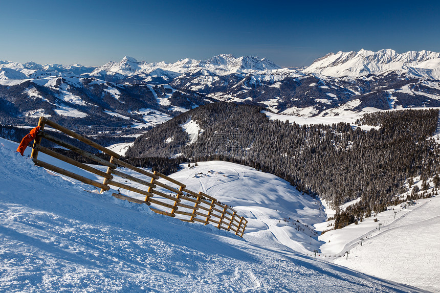 法国法国阿尔卑斯山Megeve附近的山峰和滑雪坡阴霾冻结晴天顶峰爬坡单板粉末栅栏运动天空图片