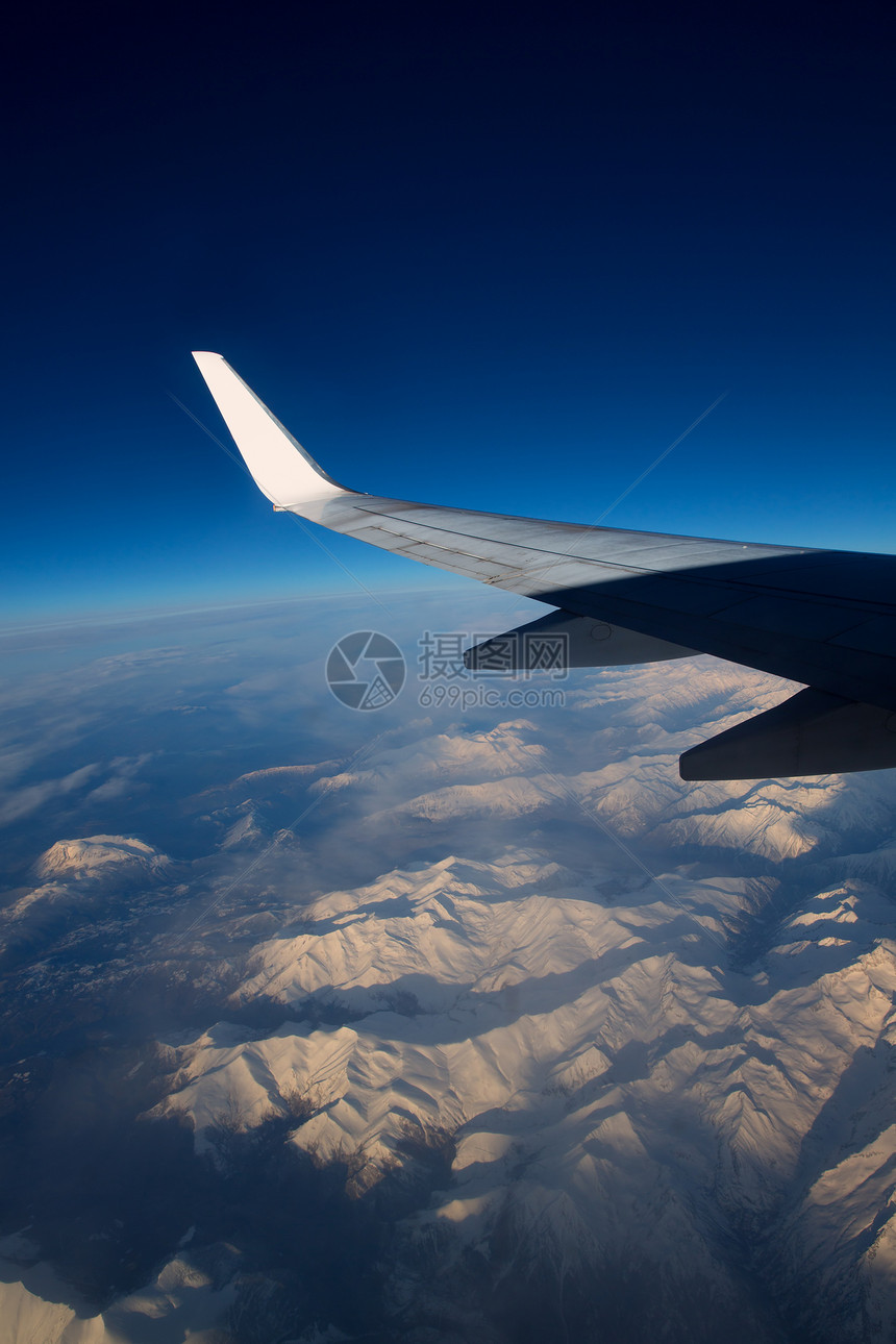 飞越比利牛斯雪山上空的飞机天气翅膀积雨旅行山脉运输云景喷射阳光天堂图片