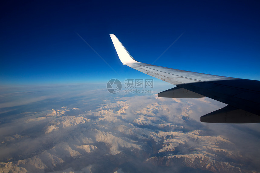 飞越比利牛斯雪山上空的飞机环境运输天气天空气候旅行山脉地平线水分日落图片