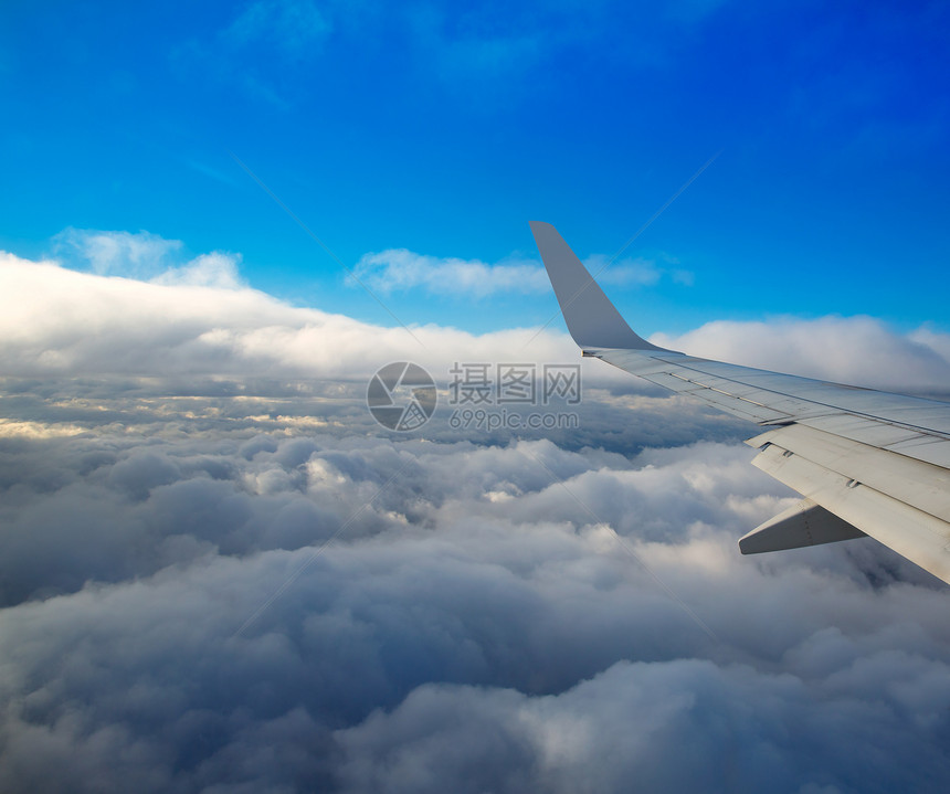 飞机机翼在云海上飞行图片