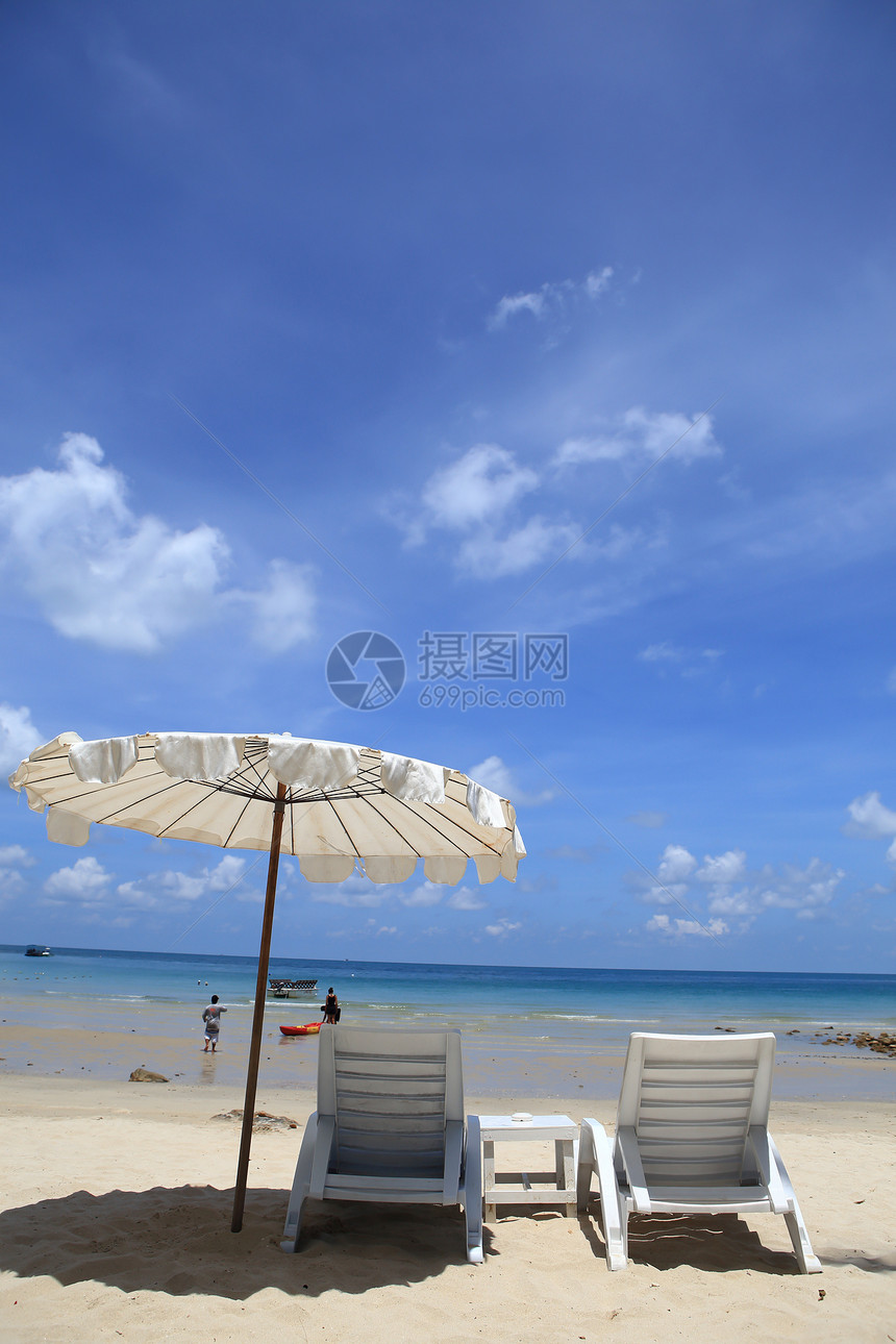 坐在沙滩上休息蓝色天空波纹娱乐树木全景假期椅子情调热带图片