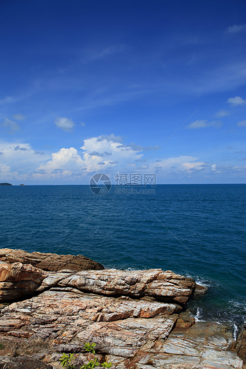 泰国沙美岛支撑晴天岩石海岸线天空石头蓝色树叶冲浪波浪图片