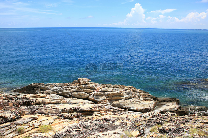 泰国沙美岛岩石植物石头植被阳光叶子蓝色反射天空晴天图片