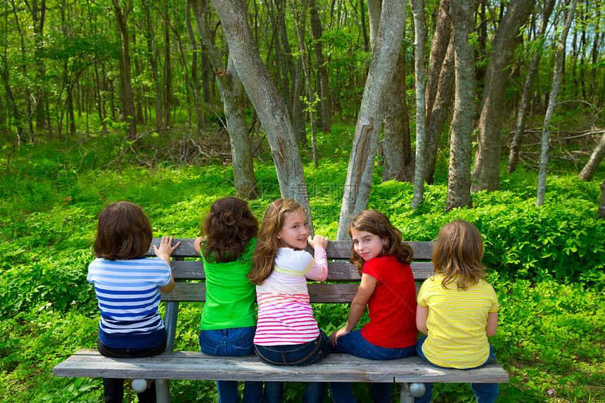 坐在森林公园长椅上的儿童姊妹和朋友女孩森林女性朋友们童年旅行假期丛林女孩们家庭孩子图片