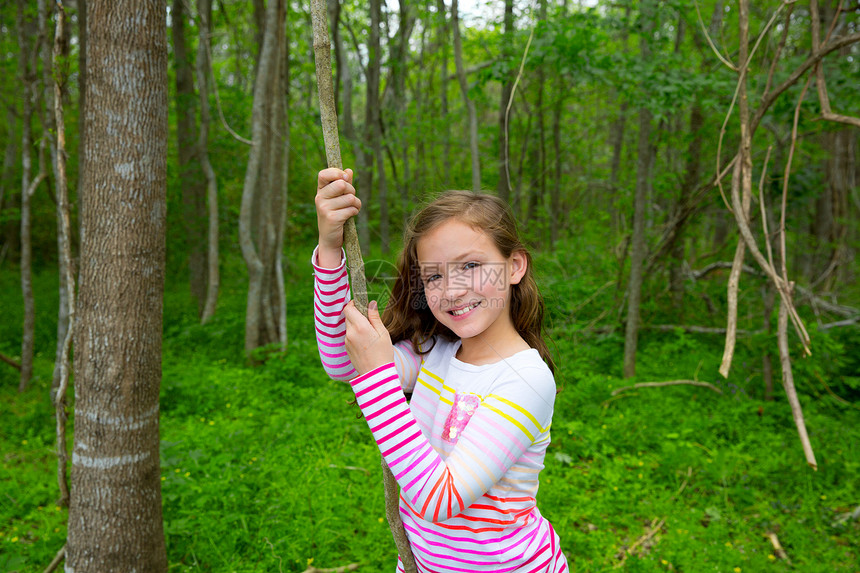 和Liana在森林公园丛林玩的快乐女孩孩子们童年幸福孩子藤本植物手势树木公园女性树干图片