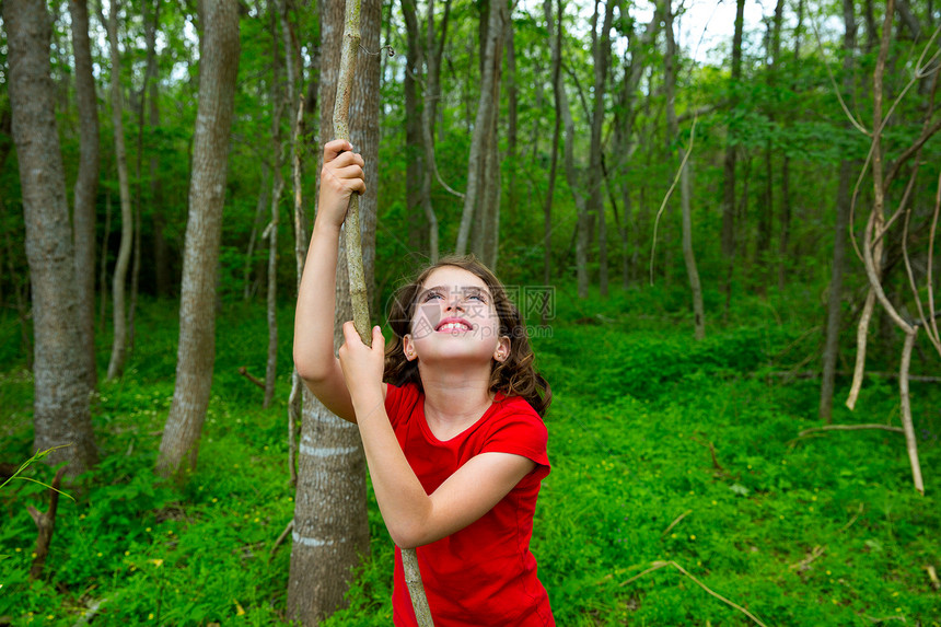 和Liana在森林公园丛林玩的快乐女孩孩子衬衫幸福女性孩子们藤本植物树木蓝色童年公园图片
