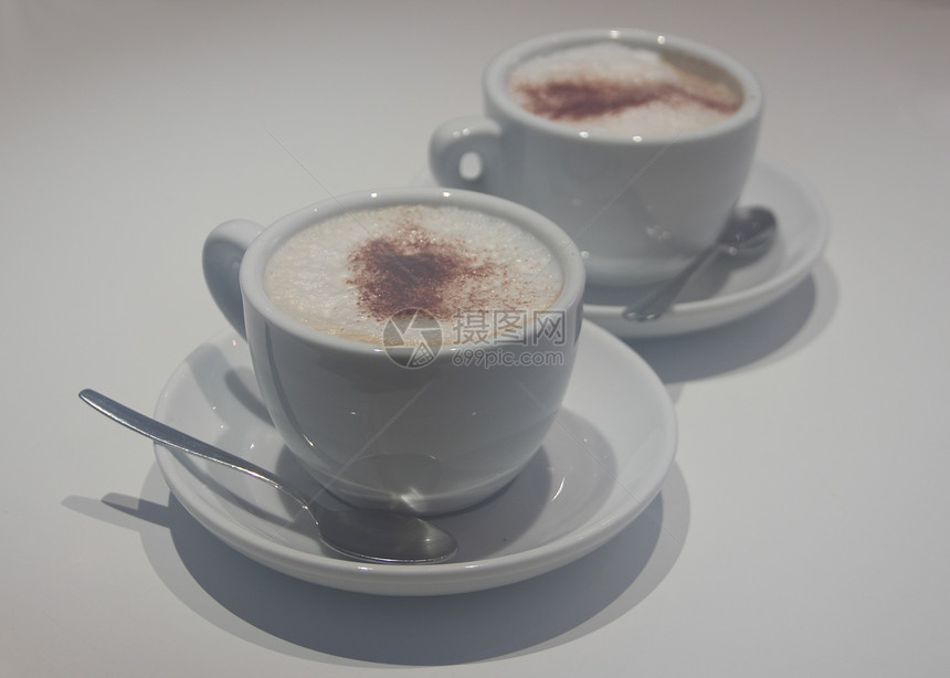 两杯卡布奇诺柔焦白色饮料液体咖啡早餐咖啡店薄雾牛奶棕色图片