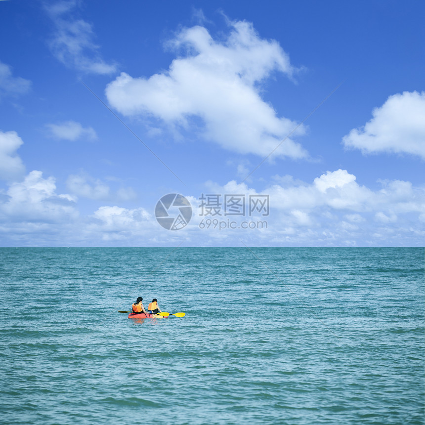 在海中穿梭的皮划艇 美丽的蓝天空图片