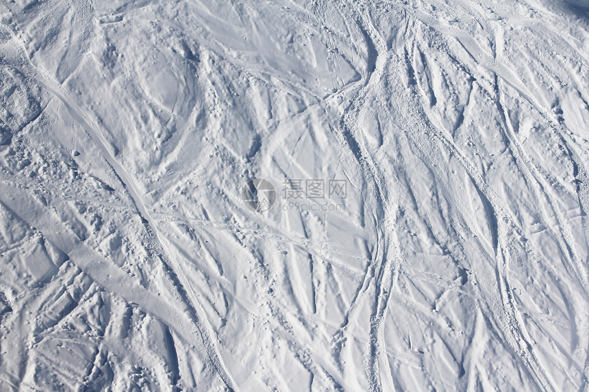 山雪上的滑雪痕迹单板假期童话顶峰运动滑雪板活动晴天阳光全景图片