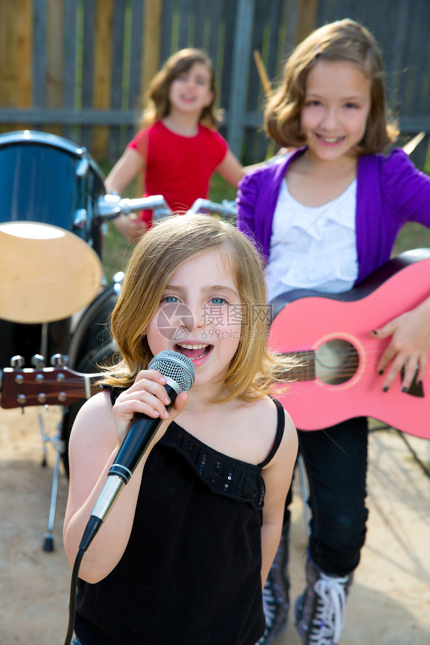 歌唱女歌手在后院现场演奏乐团孩子音乐乐队音乐会仪器岩石女性吉他孩子们晴天图片