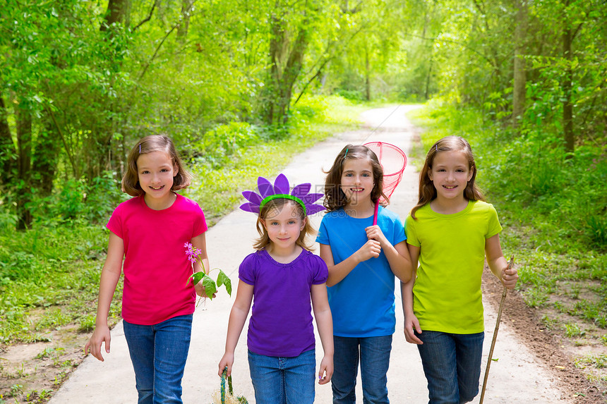 朋友和姐妹姊妹女孩在森林轨道露户外散步女性派对家庭团体旅行金发公园树木童年享受图片