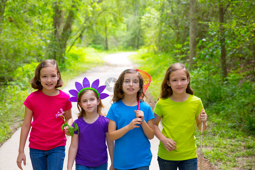 朋友和姐妹姊妹女孩在森林轨道露户外散步公园金发女孩们派对幸福旅行女性家庭丛林双胞胎图片