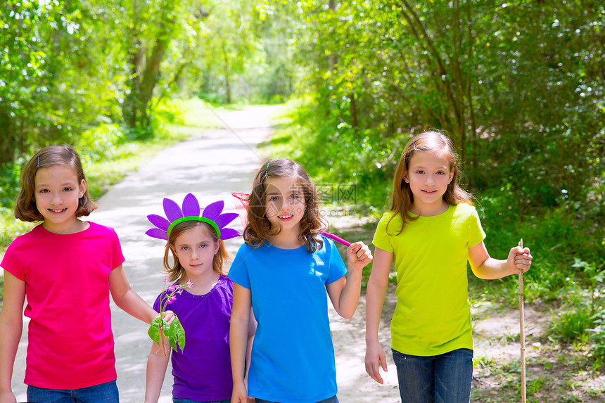 朋友和姐妹姊妹女孩在森林轨道露户外散步幸福公园团体丛林女性旅行假期派对孩子们家庭图片