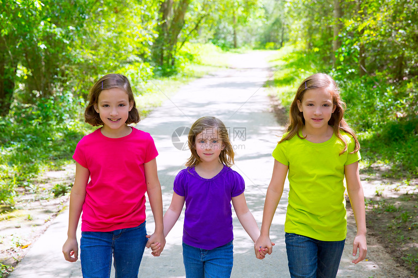 朋友和姐妹姊妹女孩在森林轨道露户外散步旅行女性孩子们团体童年公园朋友们派对双胞胎小路图片