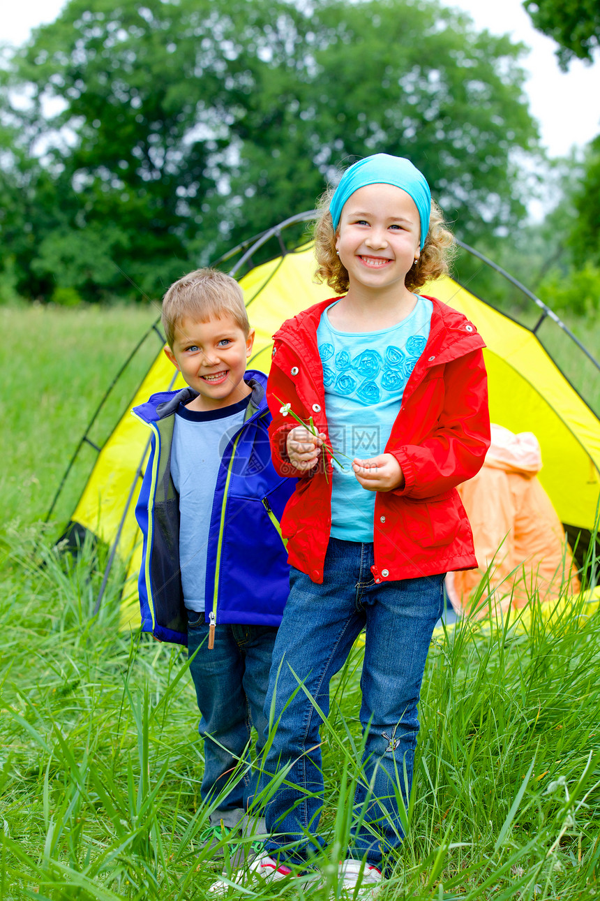 暑期儿童在帐篷中露营活动环境森林父亲营地父母兄弟乐趣男生童年图片