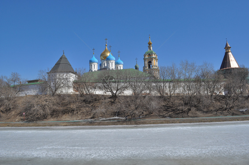 莫斯科的诺沃斯帕斯基修道院穹顶历史教堂天空建筑物宗教大教堂花园图片