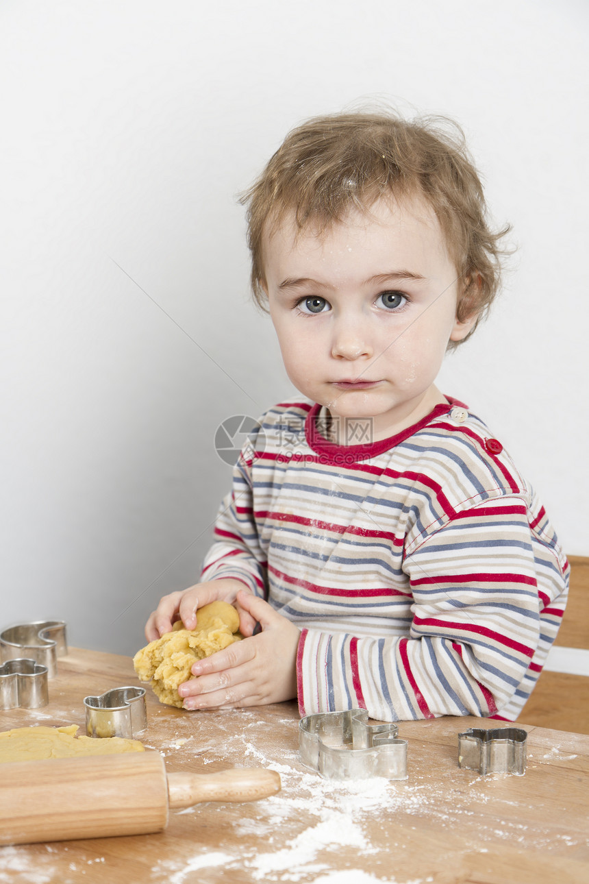 做饼干的幼儿木头桌子蛋糕厨房木材糕点娱乐擀面杖烘烤家庭图片