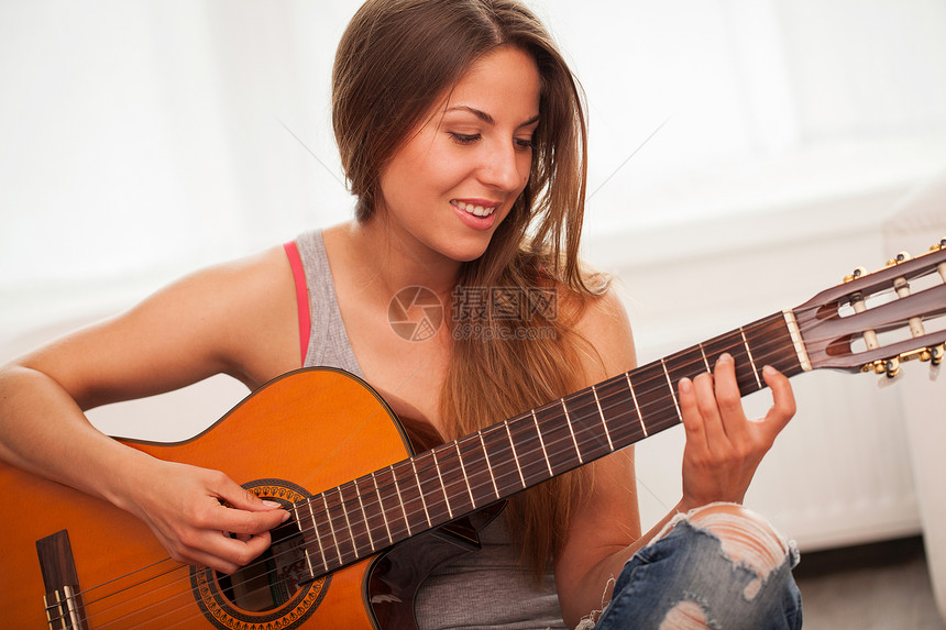 弹吉他年轻的年轻美女艺术家岩石女性音乐乐器星星吉他手黑发工作室歌手图片