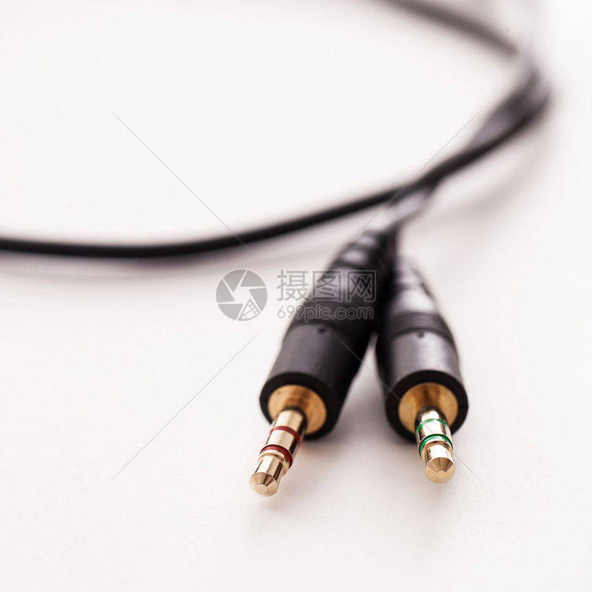 白色背景上的黑铁丝电子产品技术金属绳索连接器电缆黑色插座耳机插头图片