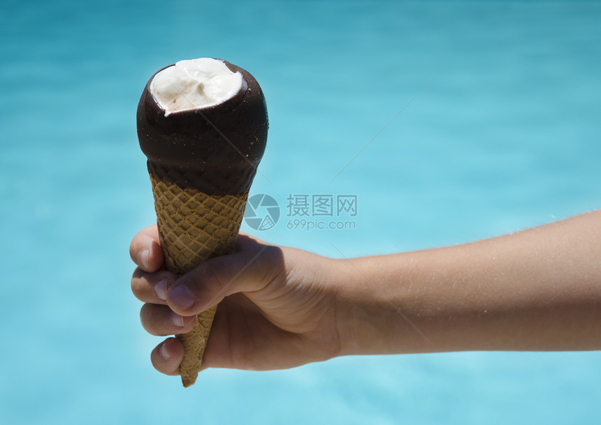 儿童手掌的冰淇淋孩子巧克力游泳池童年水池图片