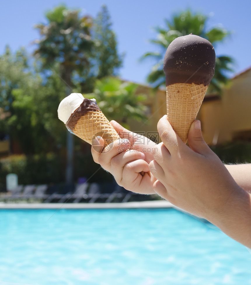 儿童手掌的冰淇淋童年水池孩子游泳池巧克力图片