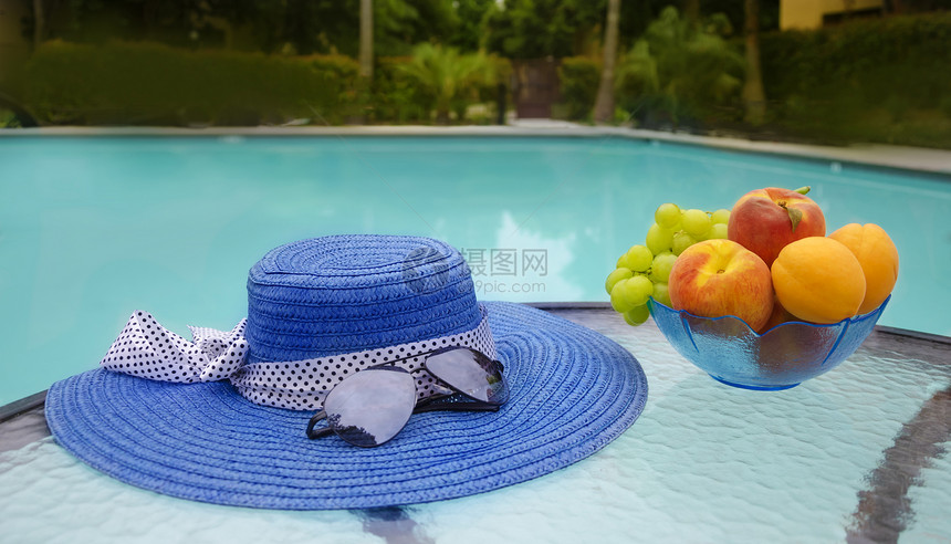 以游泳池盟誓盘子玻璃桃子水果蓝色水池帽子太阳镜食物凉帽图片