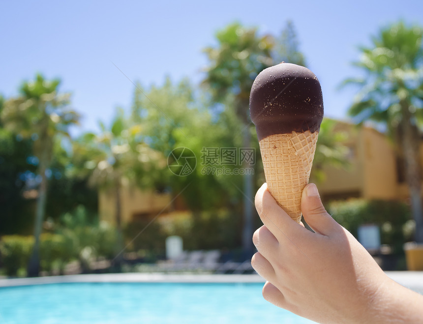 儿童手掌的冰淇淋童年巧克力游泳池孩子水池图片