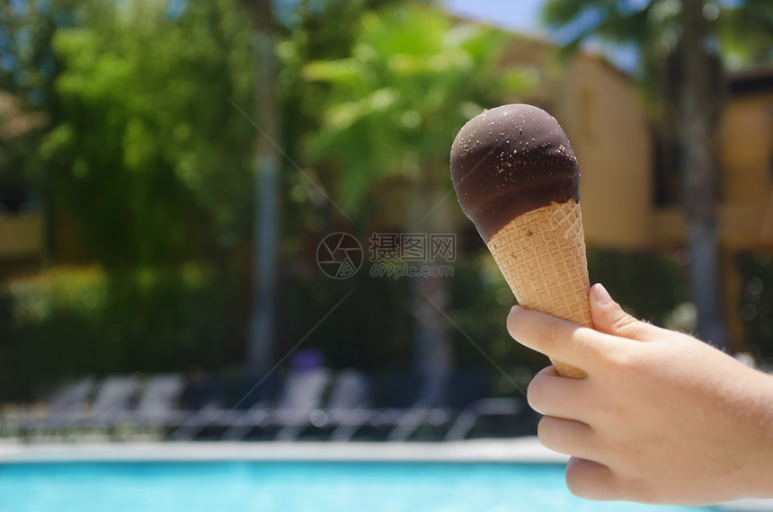 儿童手掌的冰淇淋水池游泳池童年孩子巧克力图片