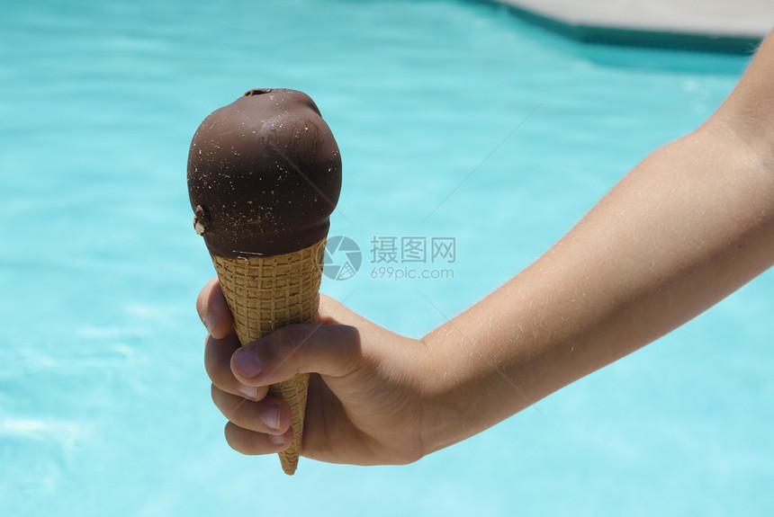 儿童手掌的冰淇淋水池童年游泳池巧克力孩子图片